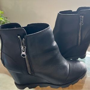 Sorel, women’s size 10, black wedge, ankle booties, all leather, rubber soul